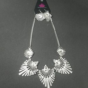 paparazzi Jewelry - NWT Paparazzi Silver Necklace & Earrings Set paparazzi Jewelry - NWT Paparazzi Silver Necklace & Earrings Set